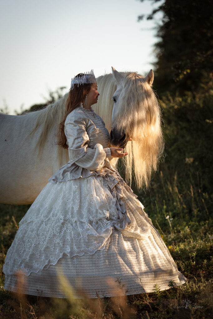 Snedronningen med hendes hest, eventyrlige kostumer af genbrug